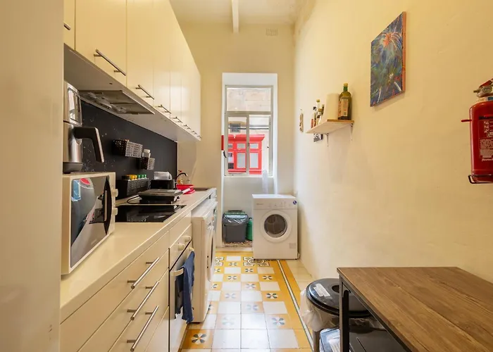 Quiet Ensuite Budget Twin בית הארחה 4*